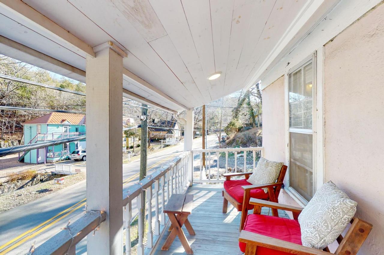 The Pink House On Main - Upper Διαμέρισμα Eureka Springs Εξωτερικό φωτογραφία